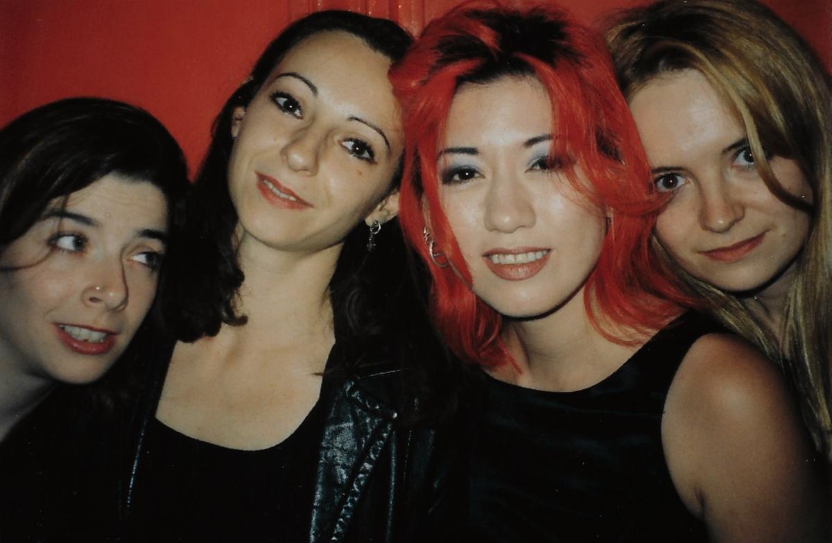 Miki Berenyi, con sus amigas Bunny, Melissa y Maxine