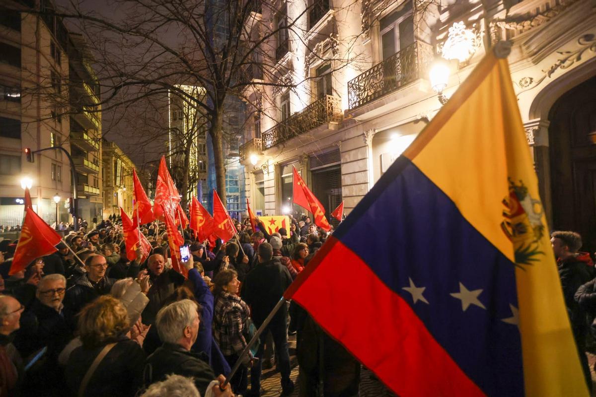 Así ha sido la concentración en el consulado de USA en València tras la captura de Nicolás Maduro