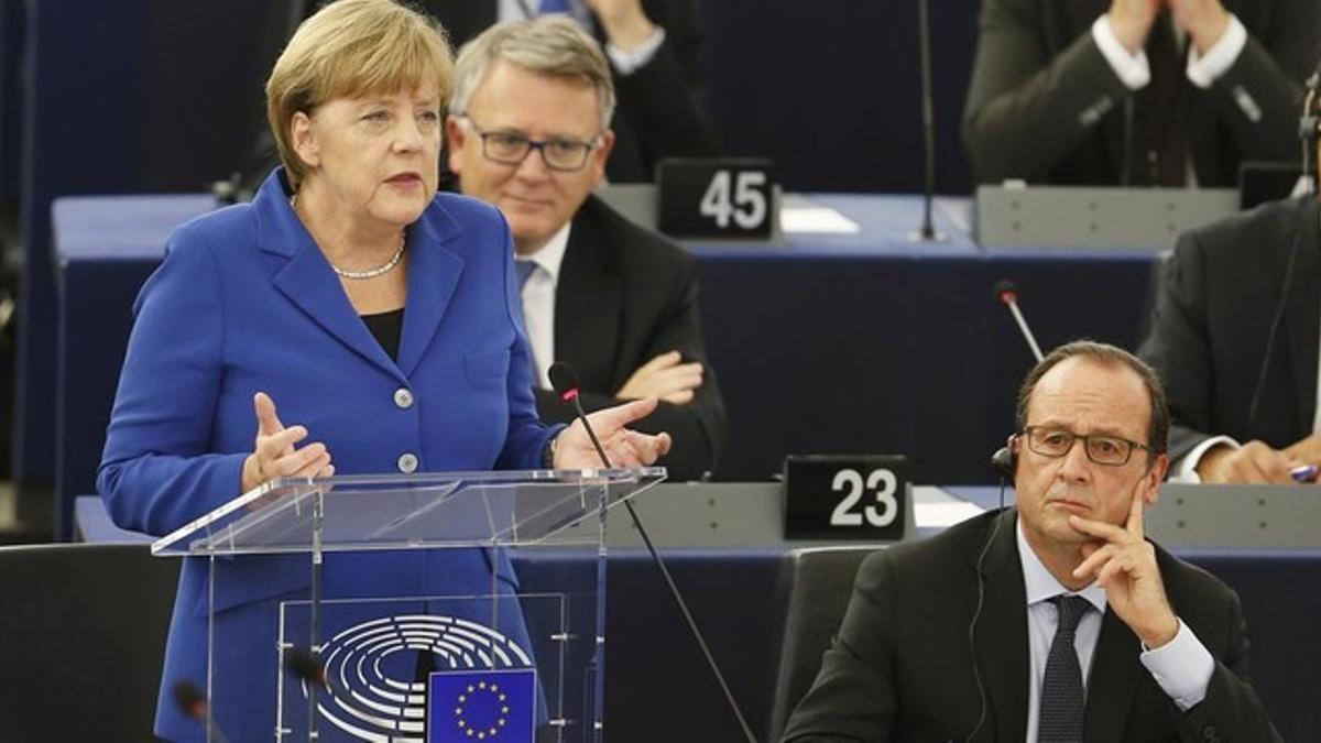 Merkel interviene ante el pleno del Parlamento Europeo, junto a Hollande, este miércoles.