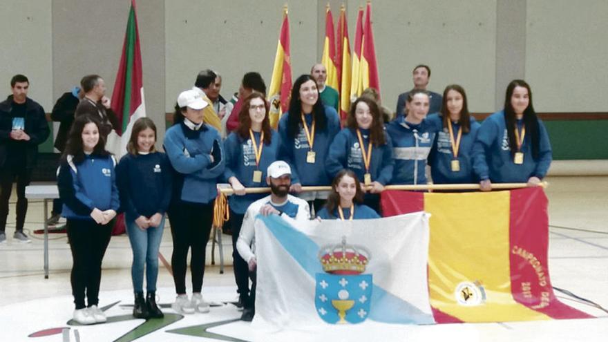 En el centro, los representantes de Tirán, en el podio juvenil femenino. // Fed. Española de Remo