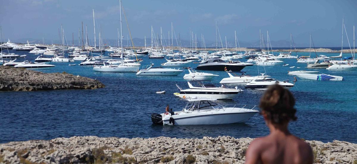 Fondeo masivo de yates en Formentera