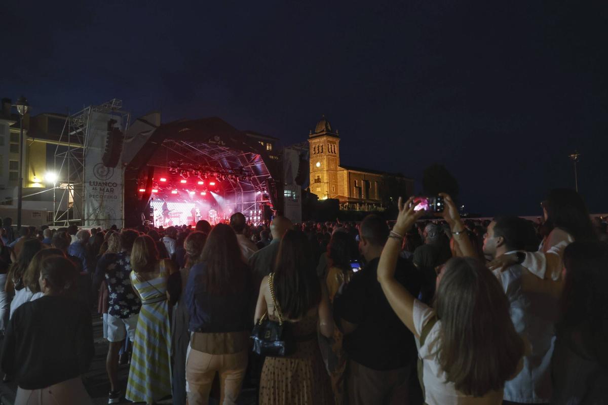 En imágenes: Así fue el concierto de Iván Ferreiro en Luanco al Mar En imágenes: Así fue el concierto de Iván Ferreiro en Luanco al Mar