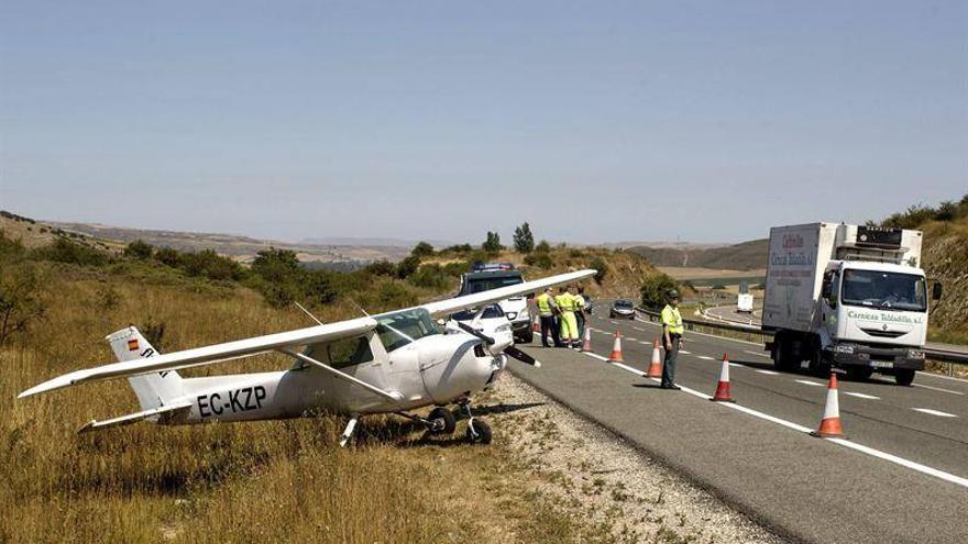 Una avioneta de instrucción aterriza de emergencia en la AP-1 en Burgos