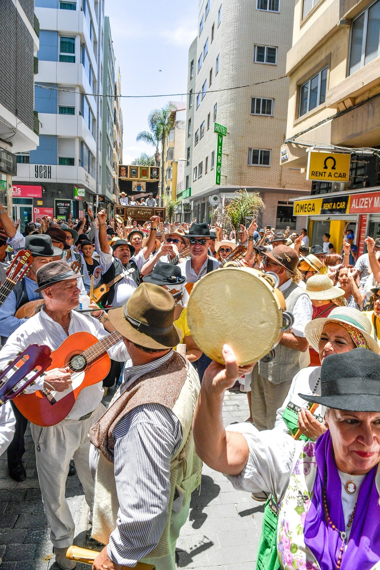 Una romería con bikini en Las Palmas de Gran Canaria