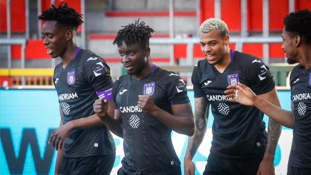 Los jugadores del Anderlecht celebran un gol en el Clásico belga.