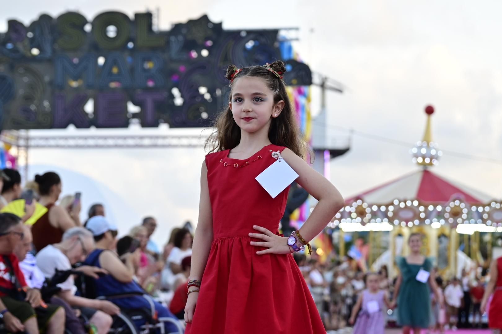 El Moll de Costa se viste de moda con el desfile solidario de Cáritas