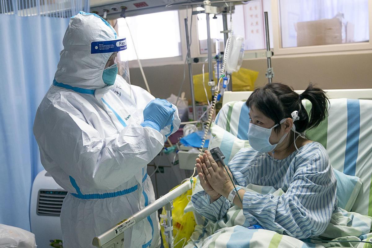 Archivo - Personas ingresadas en una unidad de cuidados intensivos de un hospital de Wuhan