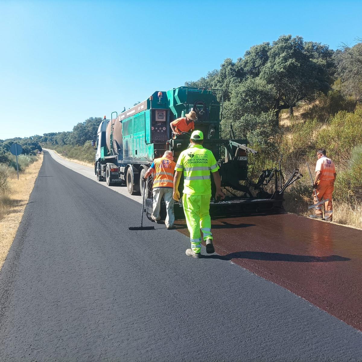 Operarios de la Diputación de Cáceres trabajan en el arreglo de una carretera.