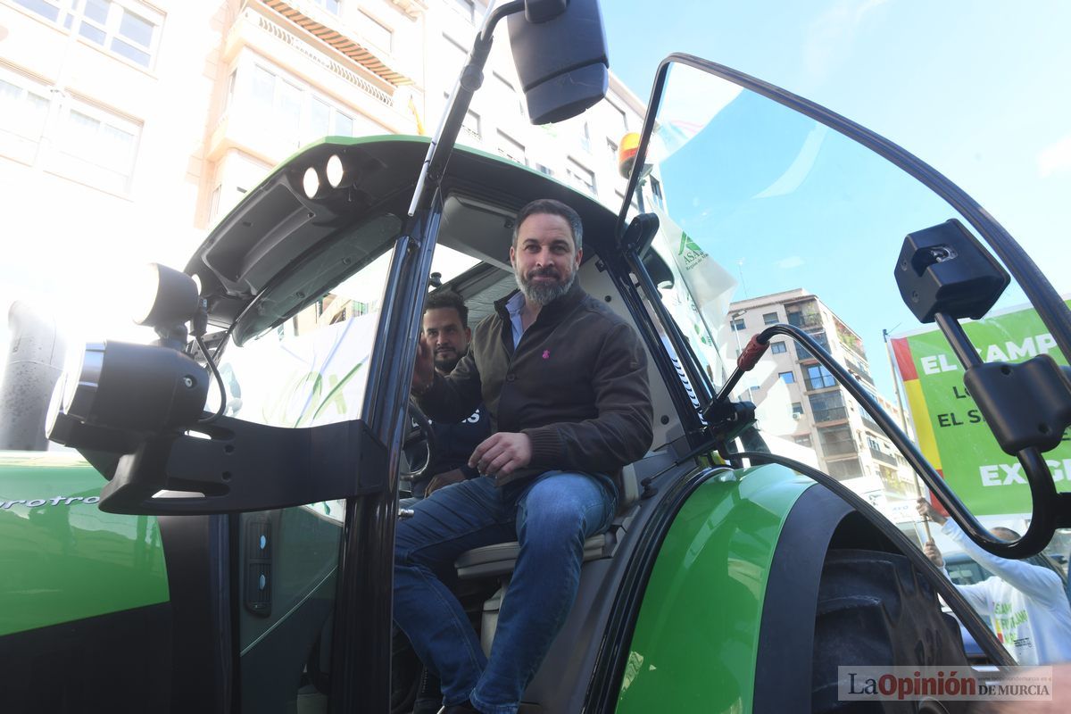 Miles de agricultores y ganaderos toman las calles de Murcia