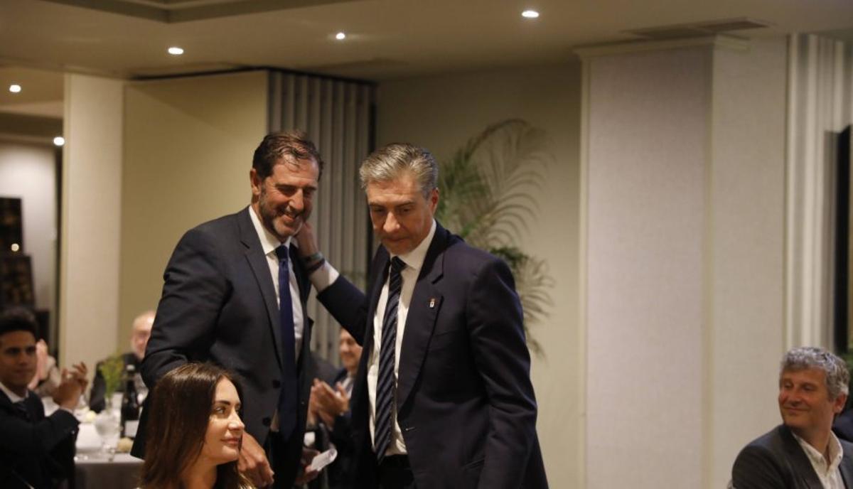 Por la derecha, Martín Peláez,  junto a Pedro Luis González.