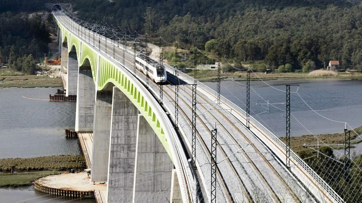 Un tren circula por el viaducto del río Ulla