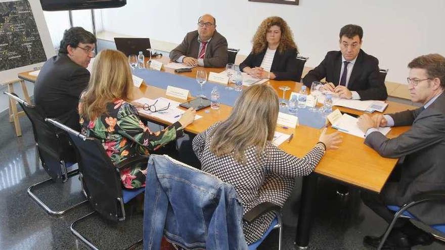 Feijóo presidió la reunión junto a la delegada de Zona Franca. // A.V.