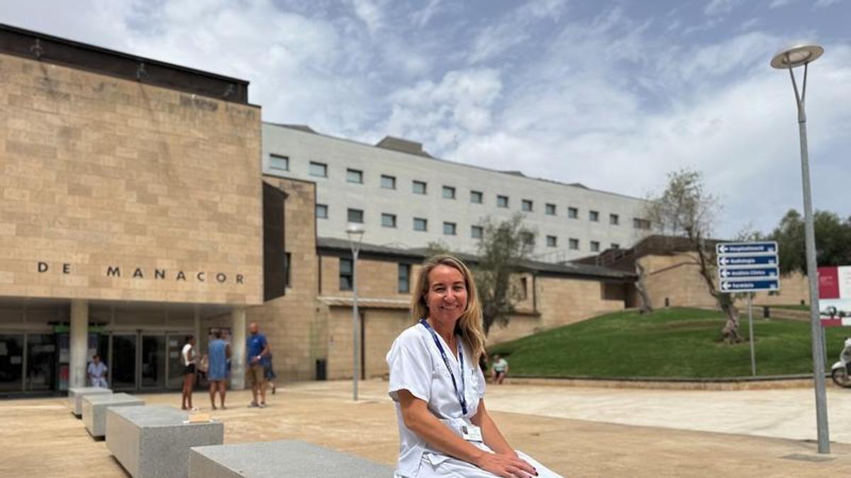 Mercedes Febles posa para esta entrevista en la entrada del Hospital de Manacor.