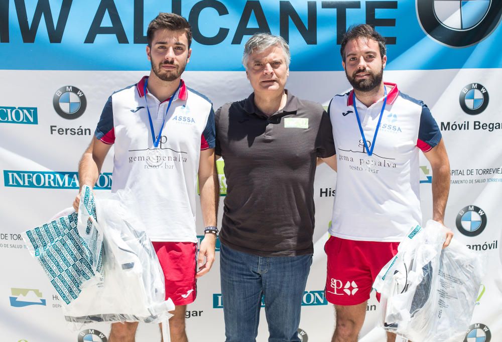 Subcampeones 3ª categoría masculina: Álvaro Martínez y Antonio Penalva. Entrega el premio Jorge Morales, responsable zona Alicante de Caja Rural Central.