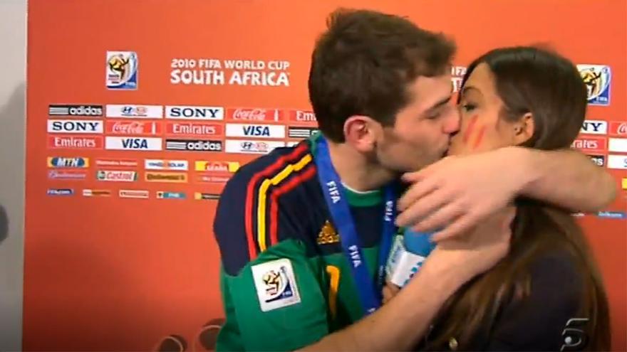 Así fue el beso de Iker Casillas a Sara Carbonero en pleno directo en el Mundial de 2010