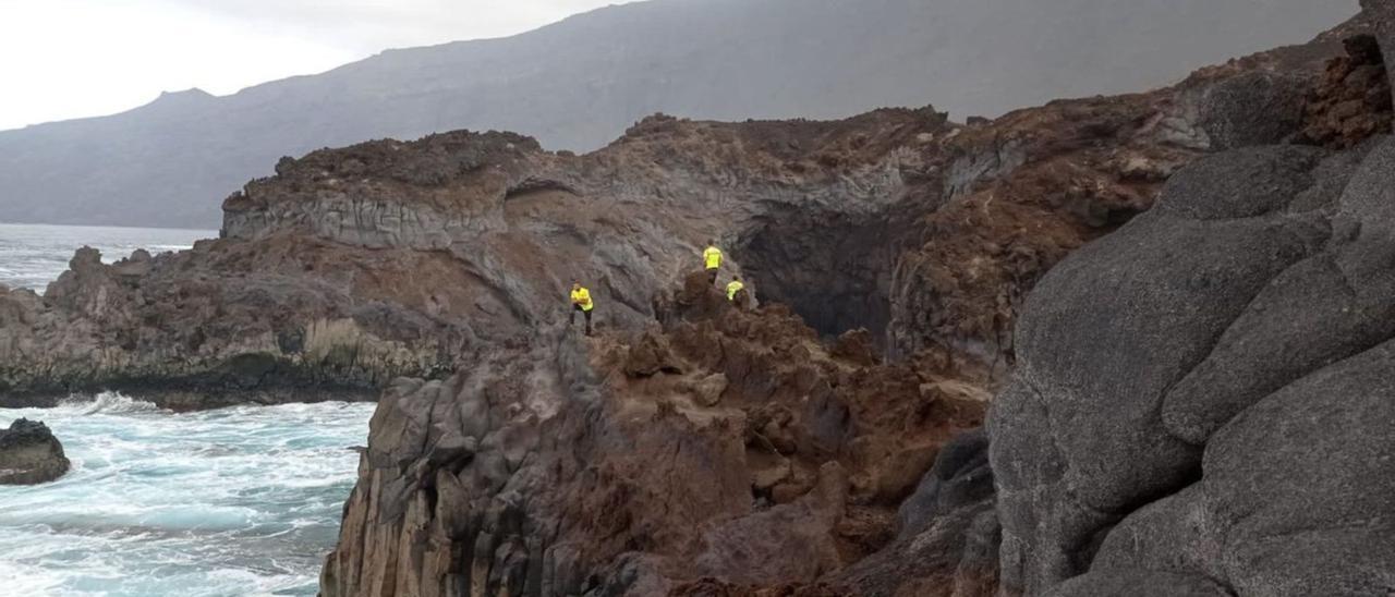 Voluntarios de AEA Canarias en las tareas de búsqueda cerca de Charco Manso.