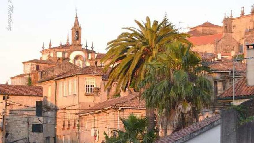 Una pareja de peregrinos camina por Tui, rumbo a Santiago. // FdV