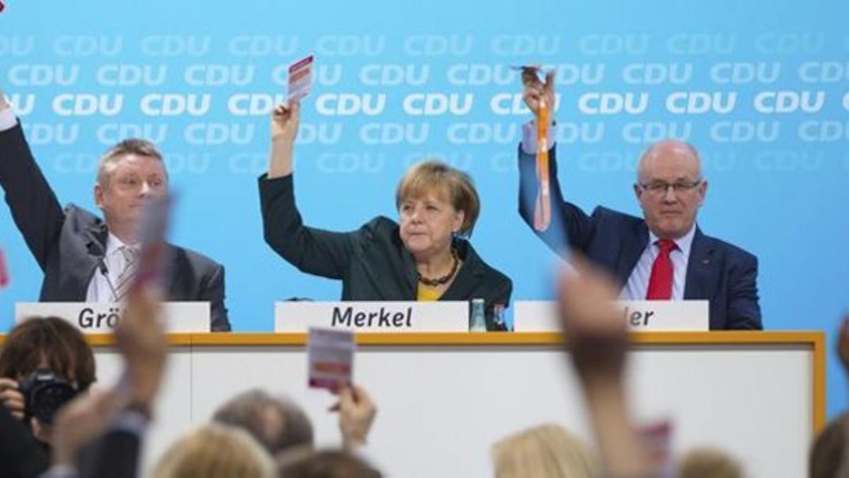 Merkel (centro) vota durante la convención de la CDU celebrada en Berlín.