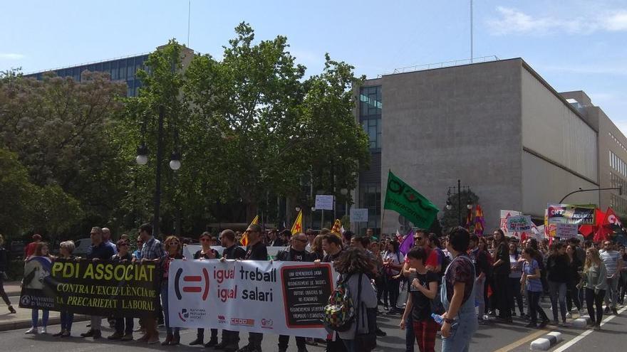 Profesores y estudiantes de la UV en una de las manifestaciones.