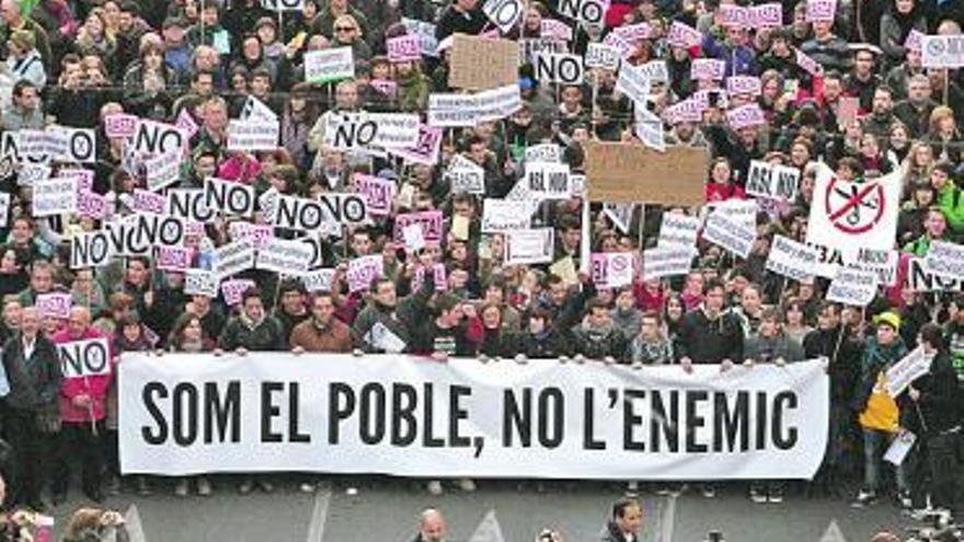 Cabecera de la manifestación de Valencia en protesta por la actuación policial.