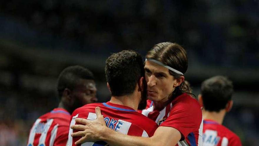 Filipe Luiz felicita a Koke tras anotar el segundo gol. // Reuters