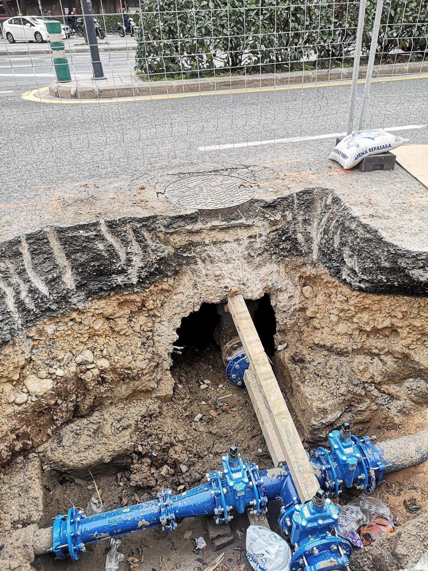 Las "tripas" de la avenida Peris y Valero, al descubierto