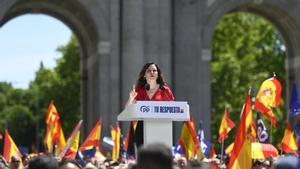 La presidenta de la Comunidad de Madrid, Isabel Díaz Ayuso, interviene durante una manifestación del PP, en la Puerta de Alcalá, a 26 de mayo de 2024, en Madrid (España). El Partido Popular ha elegido la Puerta de Alcalá para la manifestación de hoy contr