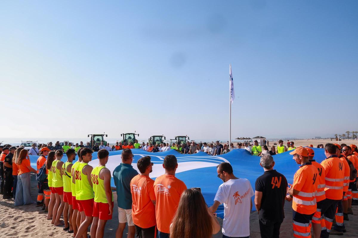 Socorristas y personal de limpieza, en primer plano, esta mañana en el acto conmemorativo de los 40 años con Bandera Azul en Sant Antoni.