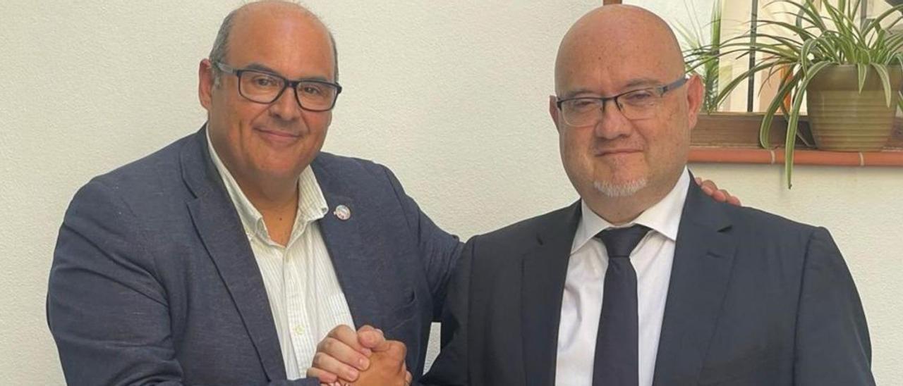 Jesús Lupiáñez y Jesús Pérez Atencia firmaron ayer el acuerdo de gobierno en Vélez-Málaga. | LA OPINIÓN