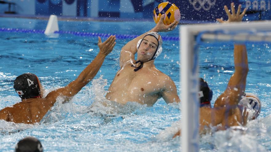 La selección masculina de waterpolo se asegura pasar primera tras arrollar a Japón