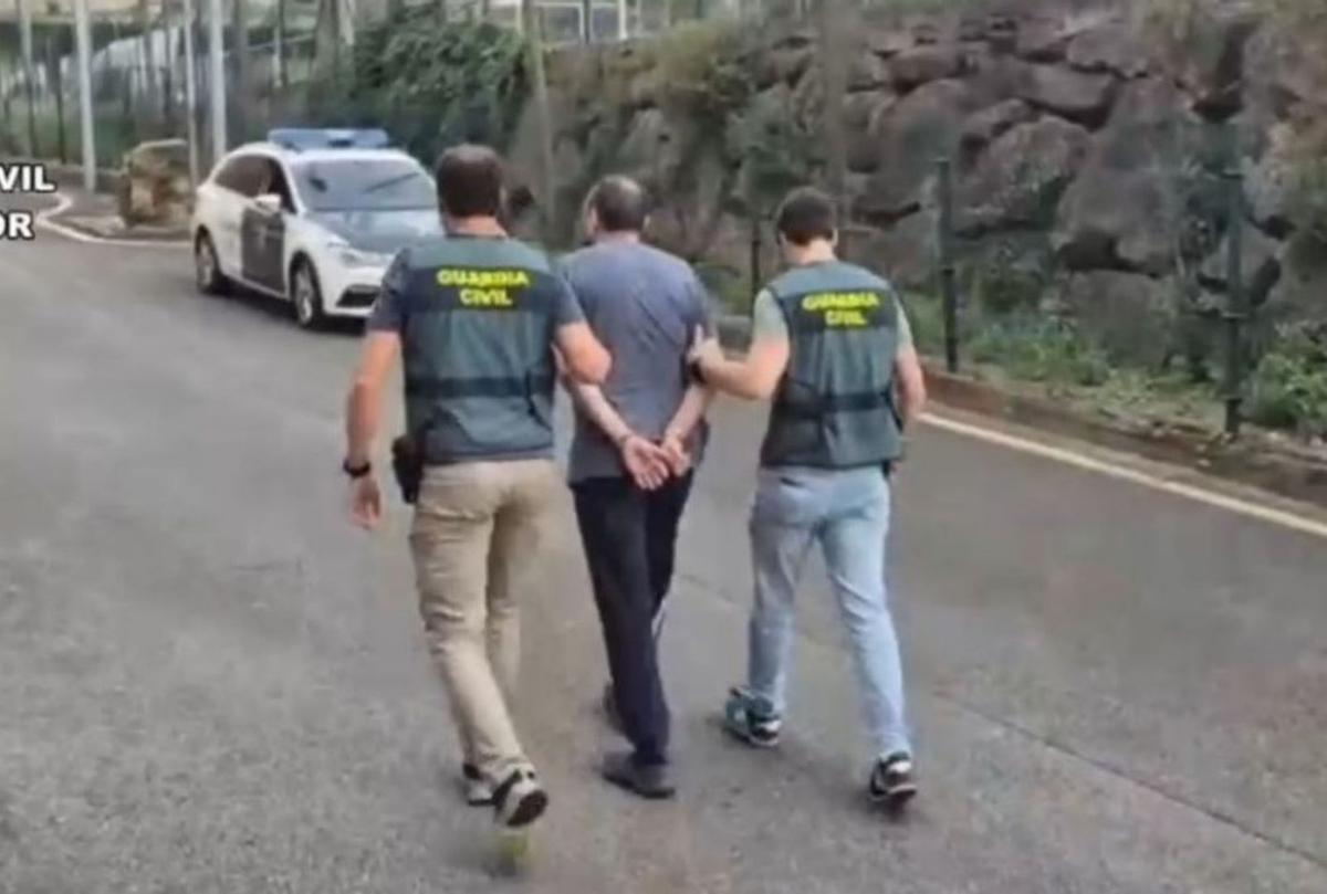 El gijonés que violó a sus hijas, en el cuartel de Contrueces, tras ser detenido por la Guardia Civil.  | G. C.