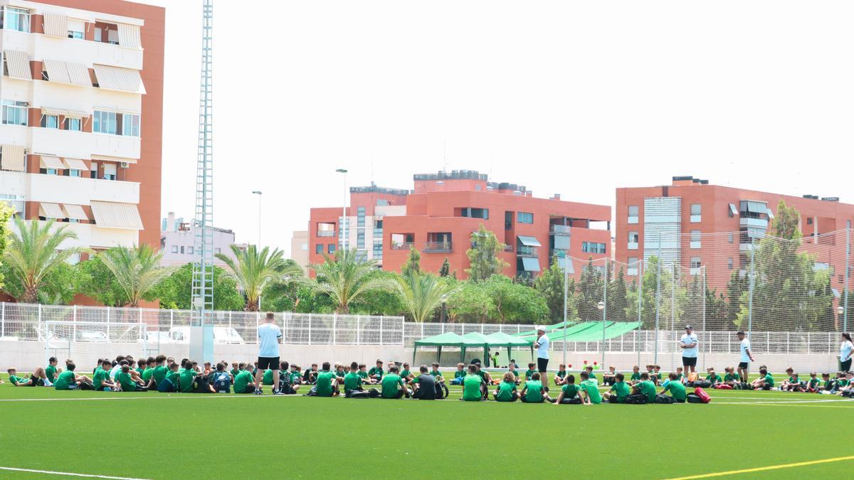 Los monitores dando explicaciones a los niños y niñas