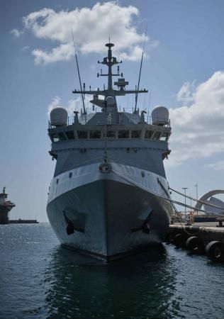 Llegada del barco de la armada Tornado al Puerto de Santa Cruz