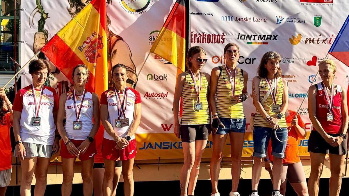 Foto en el podio de Verónica Sánchez con el equipo español.