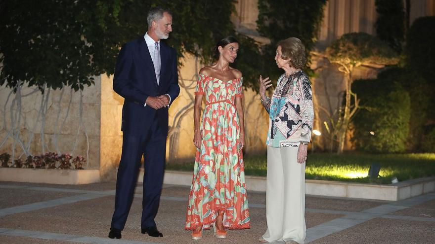 La Reina Letizia recibe deslumbrante a las autoridades baleares