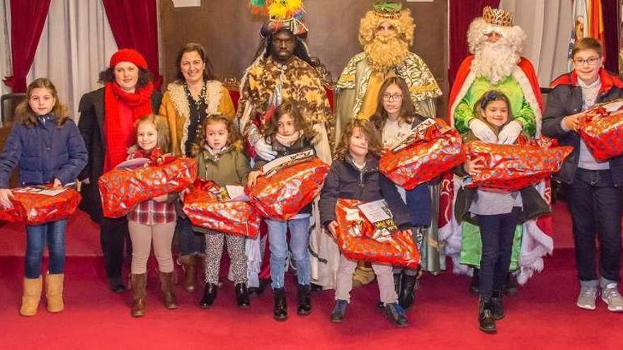 Los Reyes Magos, ayer, durante la entrega de premios a las mejores cartas.