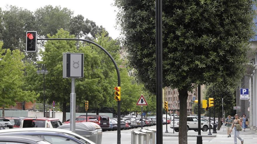 Para en un semáforo cuando se pone rojo, arranca cuando es verde a la velocidad adecuada y recibe una multa de 200 euros y 6 puntos: la Guardia Civil extrema la vigilancia dentro del coche