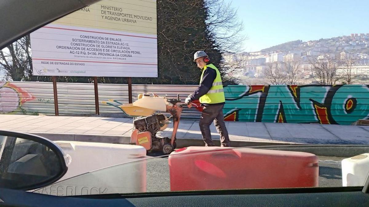 Zona de la AC-12 donde ya se terminó de construir la acera.   | // M.V.