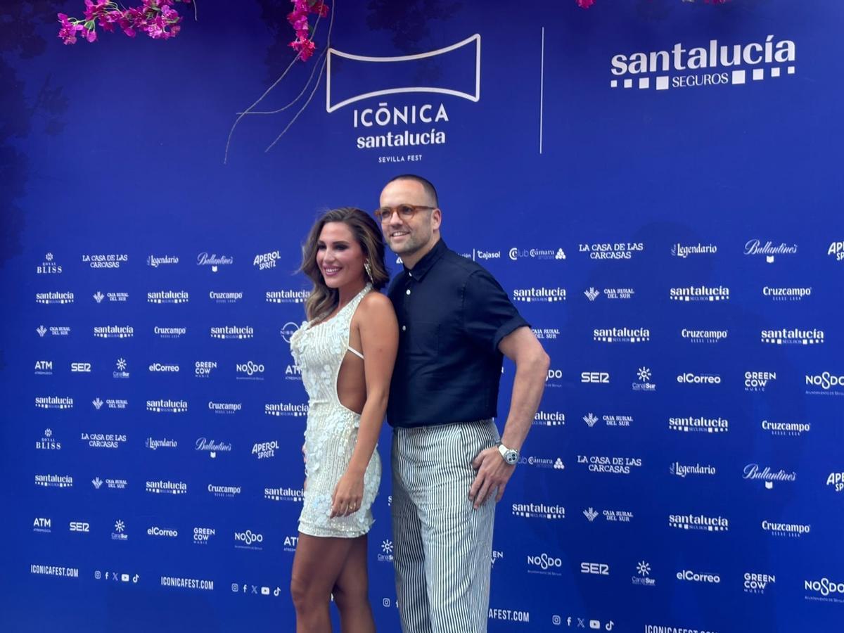 Laura Gallego y Javier Esteban en el photocall de Icónica Santalucía Sevilla Fest