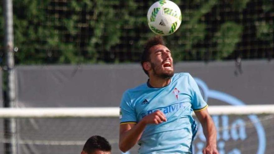 Borja Iglesias cabecea un balón en un partido en Barreiro. // José Lores