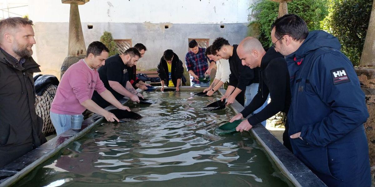 Alumnos y profesores participando en una sesión de bateo de oro en Navelgas, durante el proceso de creación de la aplicación. |