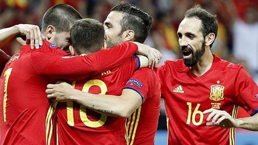 Los jugadores de la selección celebran un gol ante Turquía.