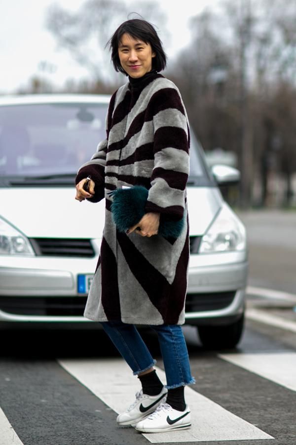 Jeans y sneakers: zapatillas y calcetines