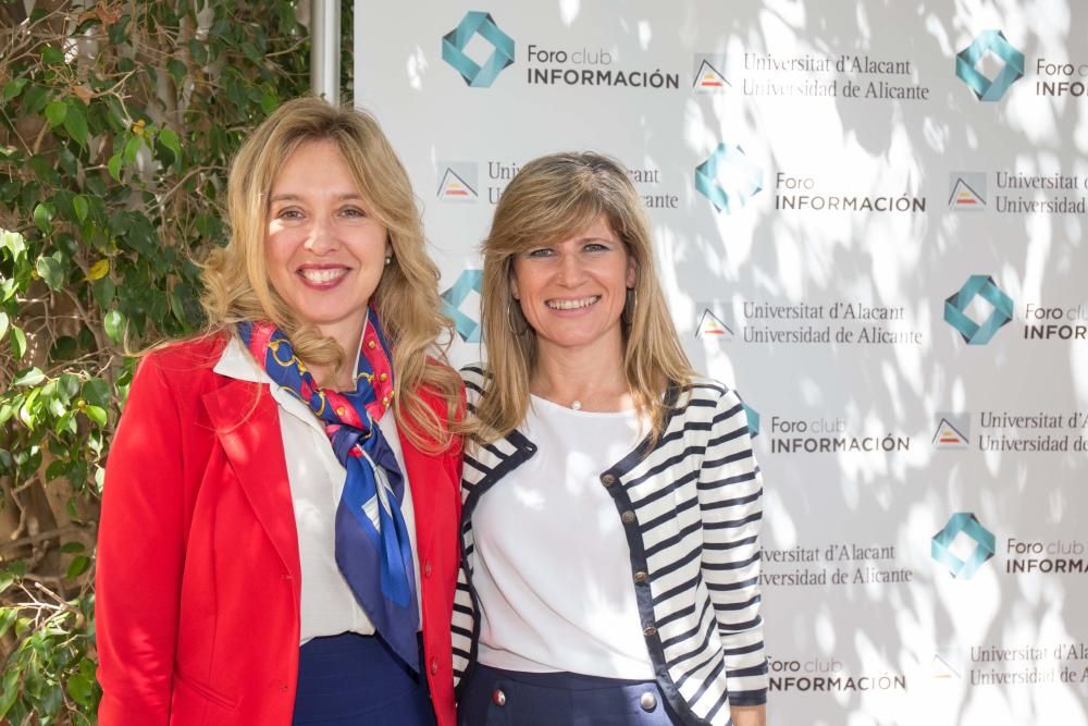 A la izquierda Aránzazu Calzada junto a Cristina Rodes