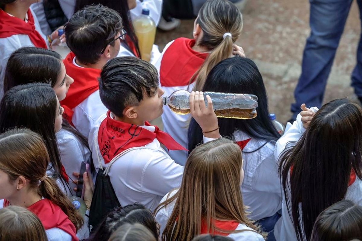 Stilecht aus der Plastikflasche und selbst gemixt: Alkohol zu Sant Antoni ist für viele junge Mallorquiner fester Bestandteil am 16. Januar
