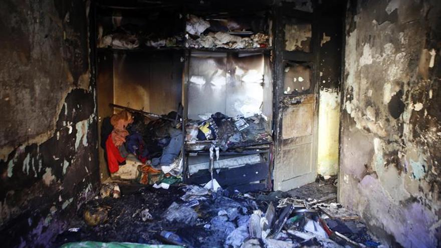 Cinco vecinos, entre ellos una niña, evacuados del incendio de un piso