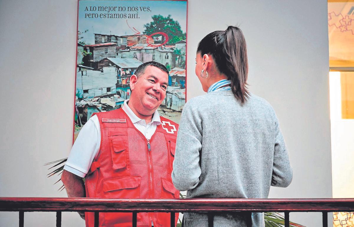 Un voluntario de Cruz Roja en Canarias.
