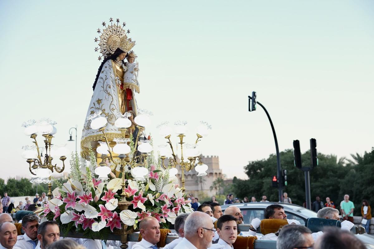 El Cristo de la Fe desfila por Saïdía acompañado por Carmen Prades y la corte mayor