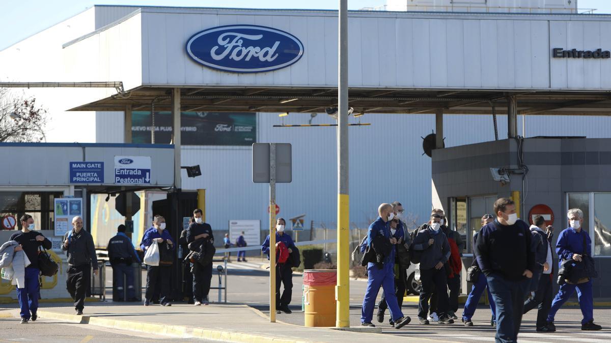 Trabajadores de Ford Almussafes a la salida de la factoría