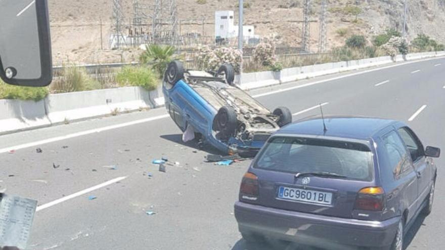 Una colisión y un vuelco colapsan la carretera del sur en San Fernando